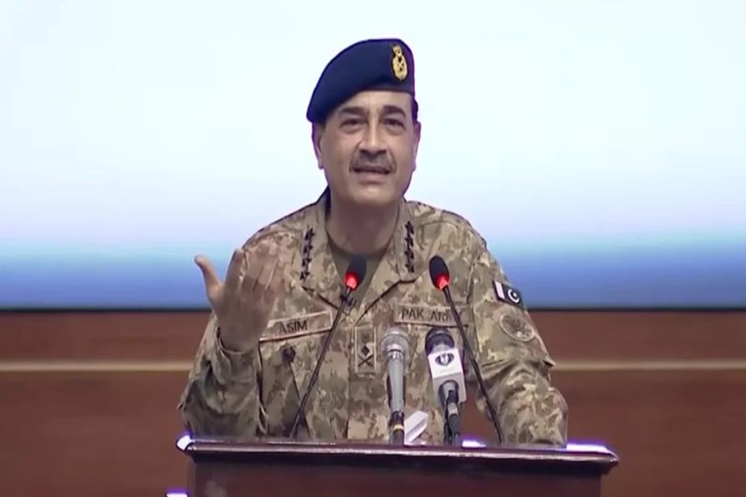 আল্লাহ আমাকে পাকিস্তানের অভিভাবক বানিয়েছেন, অন্য পদের আকাঙ্ক্ষা নেই: মুনির